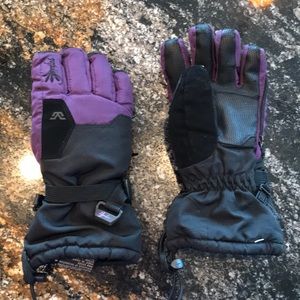Purple winter gloves for skiing or winter activity